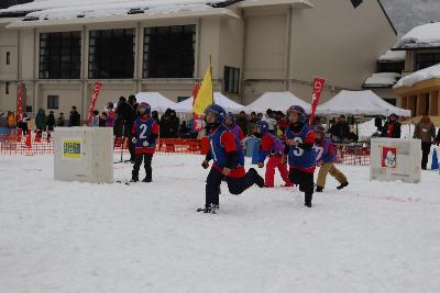 開始のホイッスルがなり、ダッシュするこどもの写真