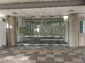 ひさし付きの入り口がある2階建ての建物の写真