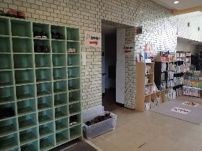 カーテンの閉まった部屋に運動用の器具がいくつか置かれた写真