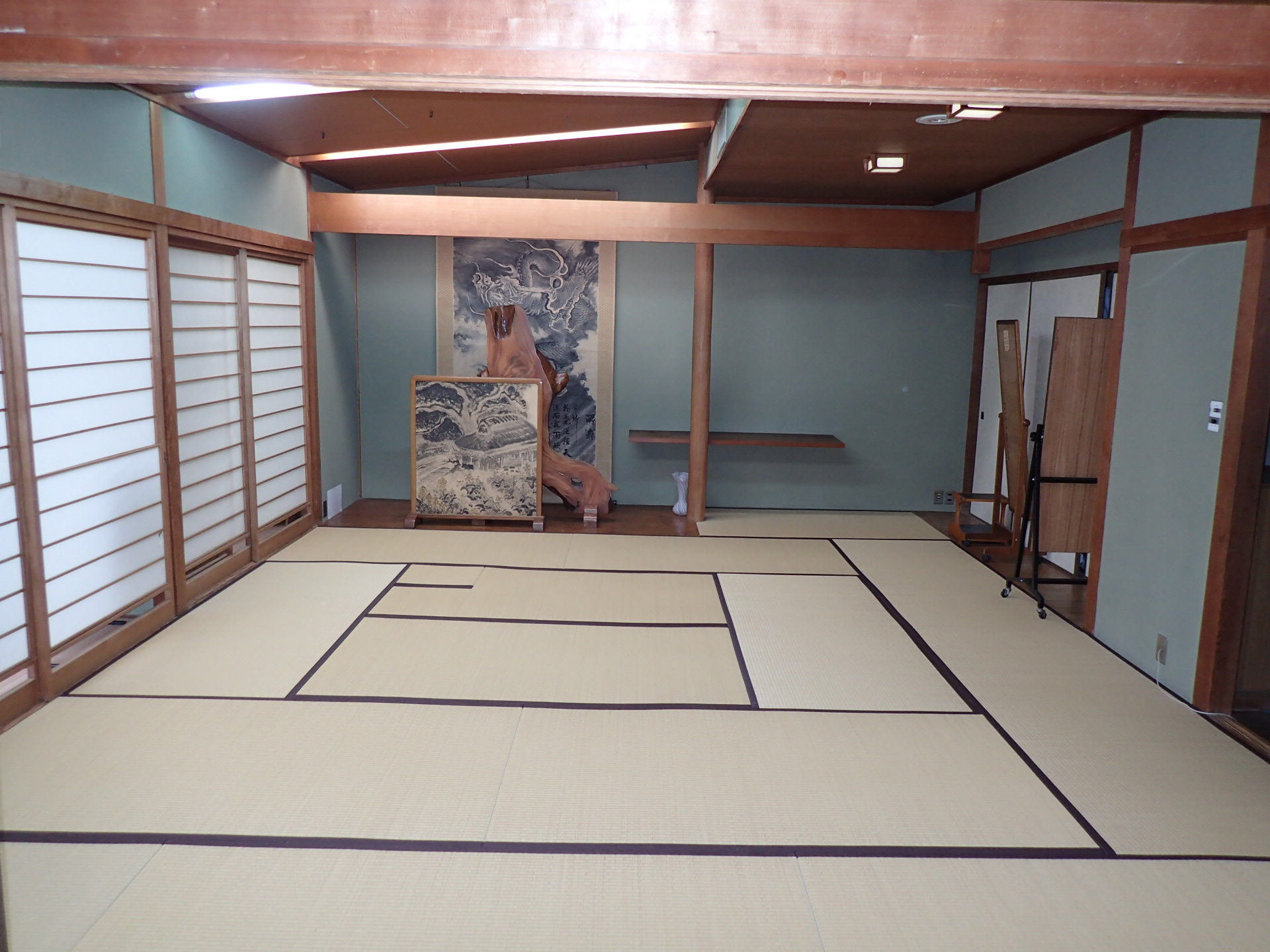 畳みのある20人は入れる部屋