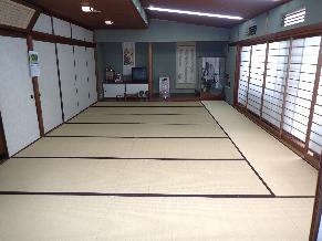 畳みのある30人は入れる部屋