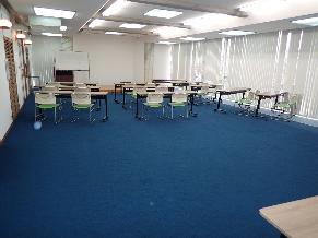 青いカーペットの広い部屋