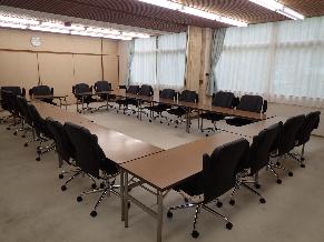 2階の机と椅子がある20人入れる部屋