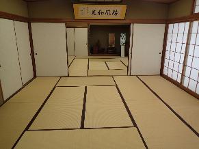 手前と奥で40人は入れる畳の部屋