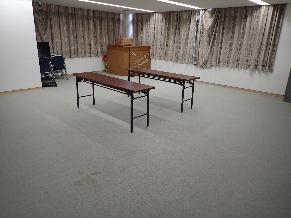 カーペットの敷いてある18人入れる部屋