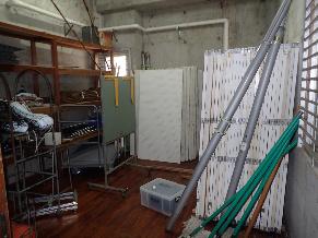 掃除用具や器具が置かれた部屋の扉が開かれた入口写真