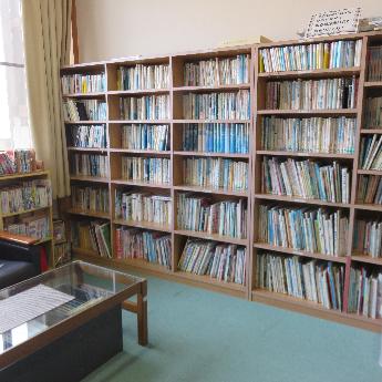 奥佐津地区公民館図書コーナー1