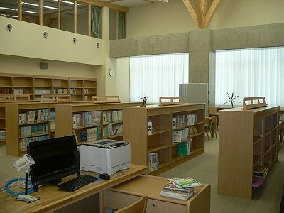 本棚と閲覧スペースがある図書室の写真