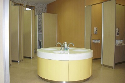 個室と丸い洗面台があるトイレの写真