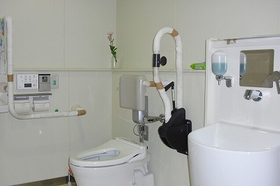 オストメイトや手すり付きのバリアフリートイレが設置されている多目的トイレの中の写真