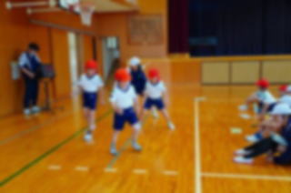 体育館で運動に取り組む数人の子どもたちの写真