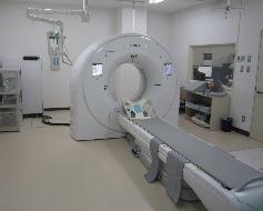 CTスキャナーと寝台が設置された放射線検査室内の写真