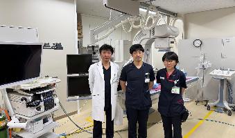 検査室のベッド横に設置された内視鏡検査用のモニターと機器一式の写真