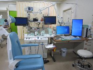 医療機器が並ぶ病院の診察室内の写真