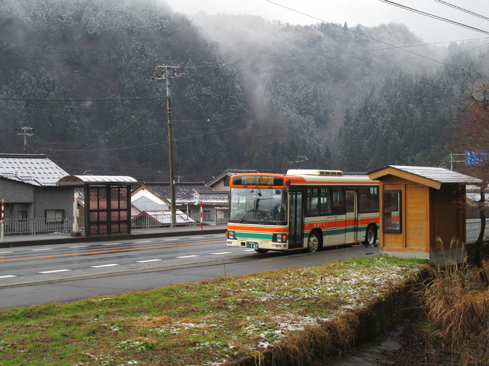 バス停に停まっている全但バスの写真
