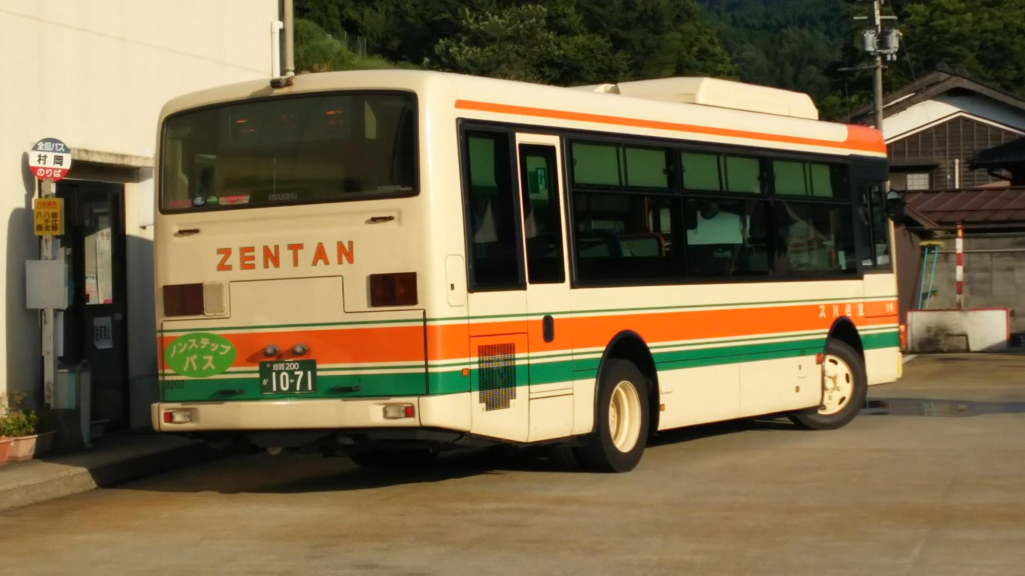 走り出した全但バスの車両の写真