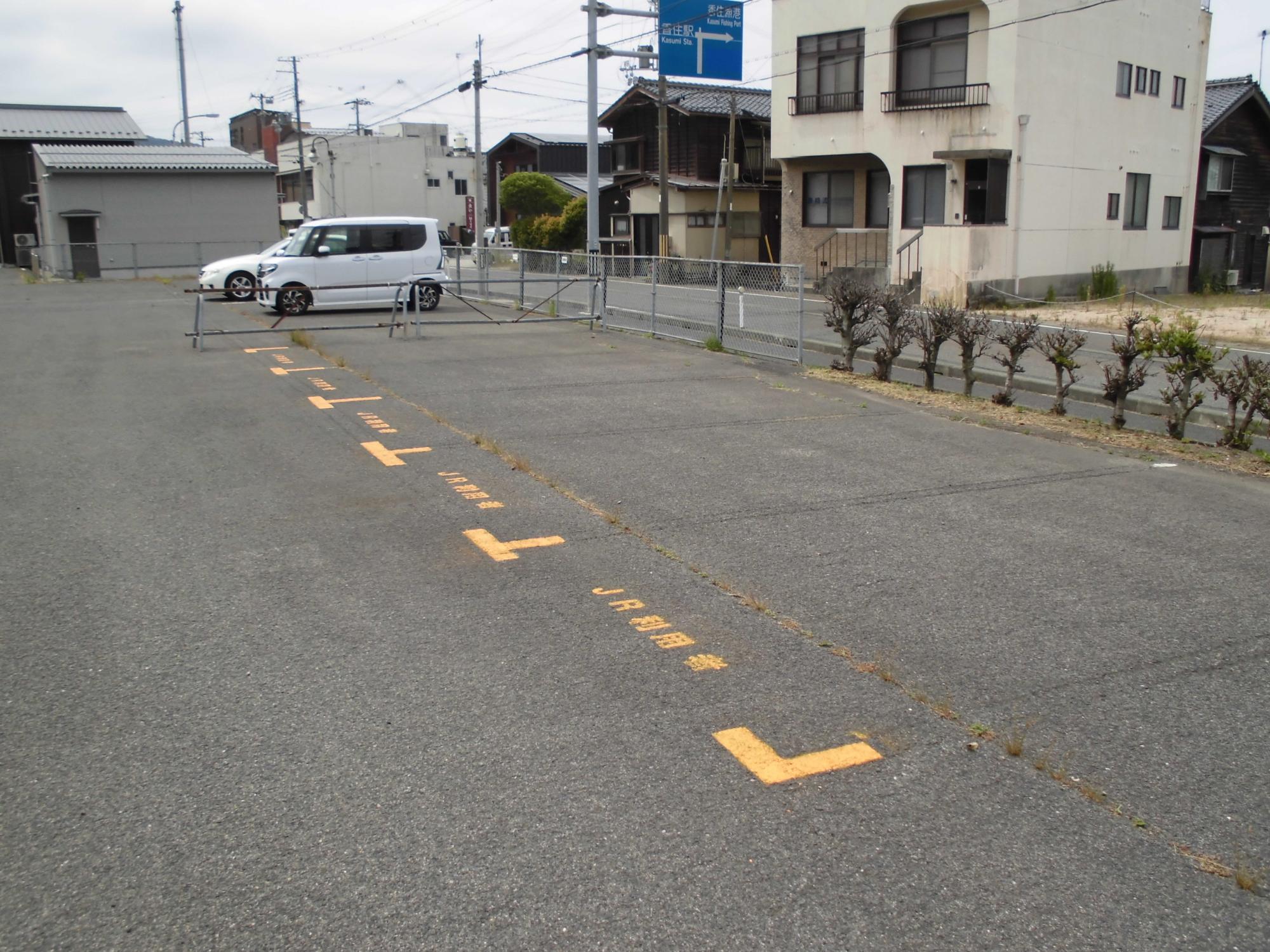 JR利用者限定無料駐車場に車が2台停まっている写真