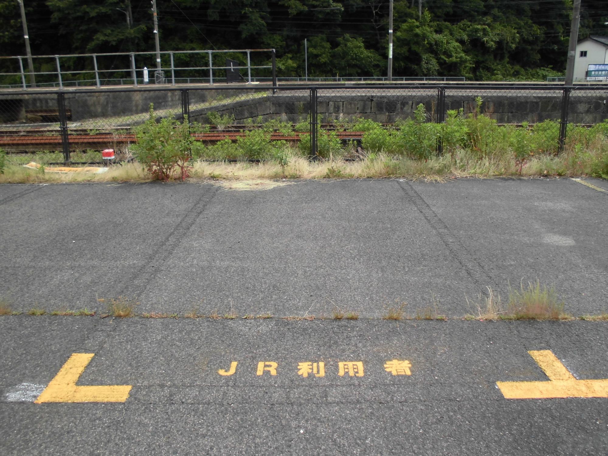 JR利用者と書かれている駐車スペースの写真