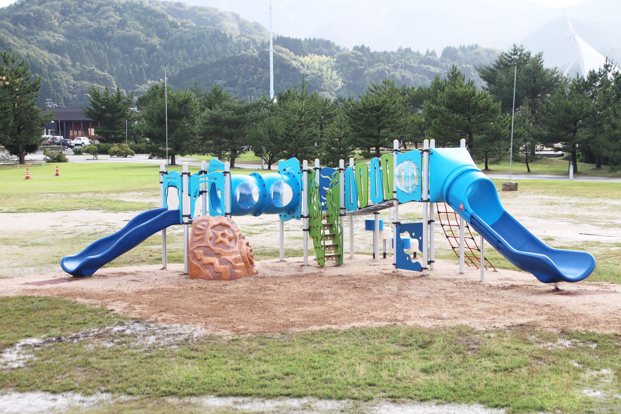 青色のコンビネーション遊具の写真