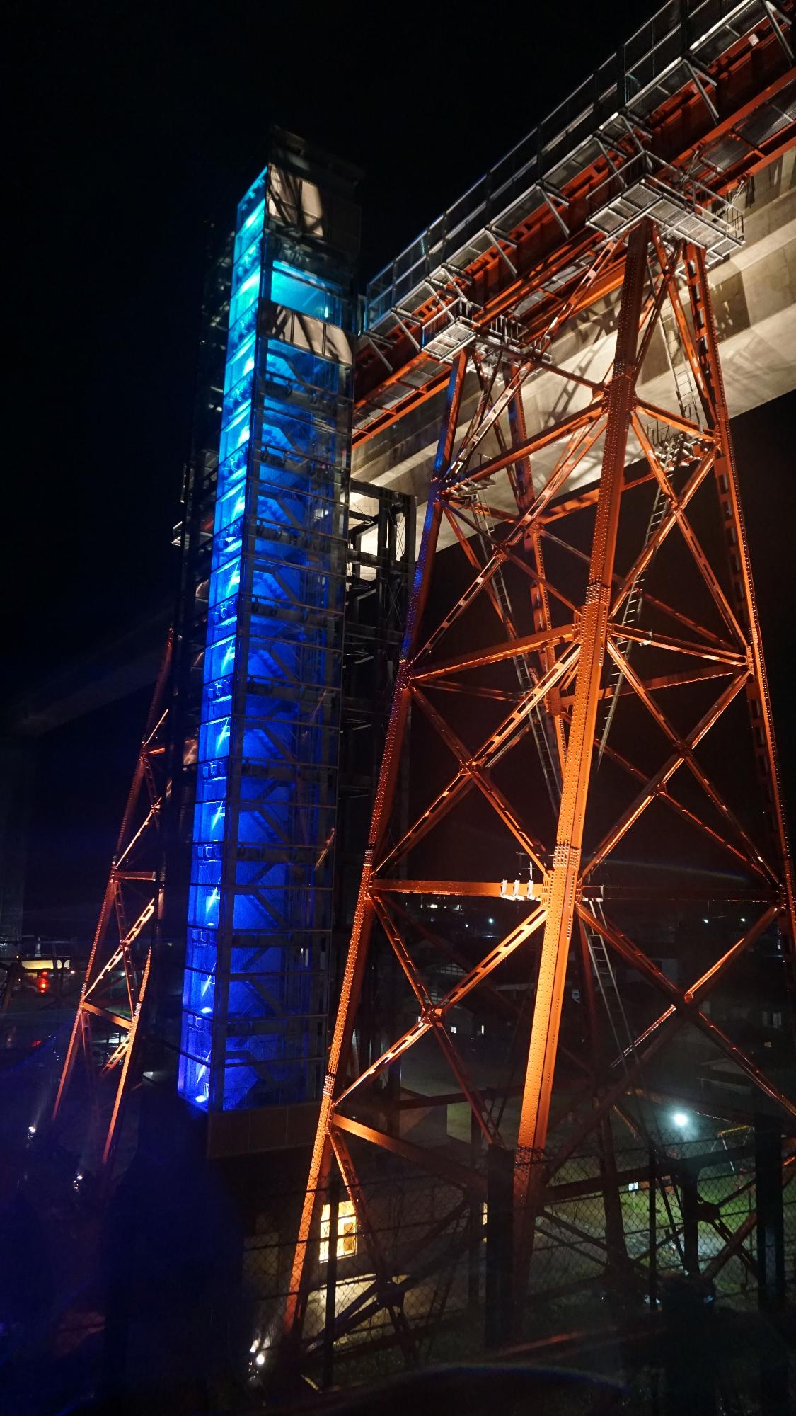 ライトアップされているクリスタルタワーの写真