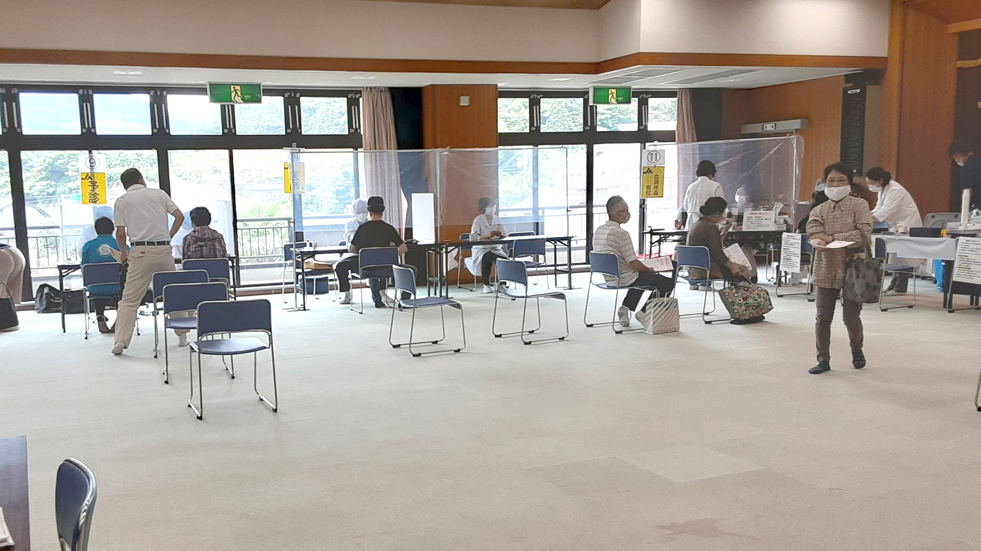 検診を受けに来ている高齢者の方々の写真