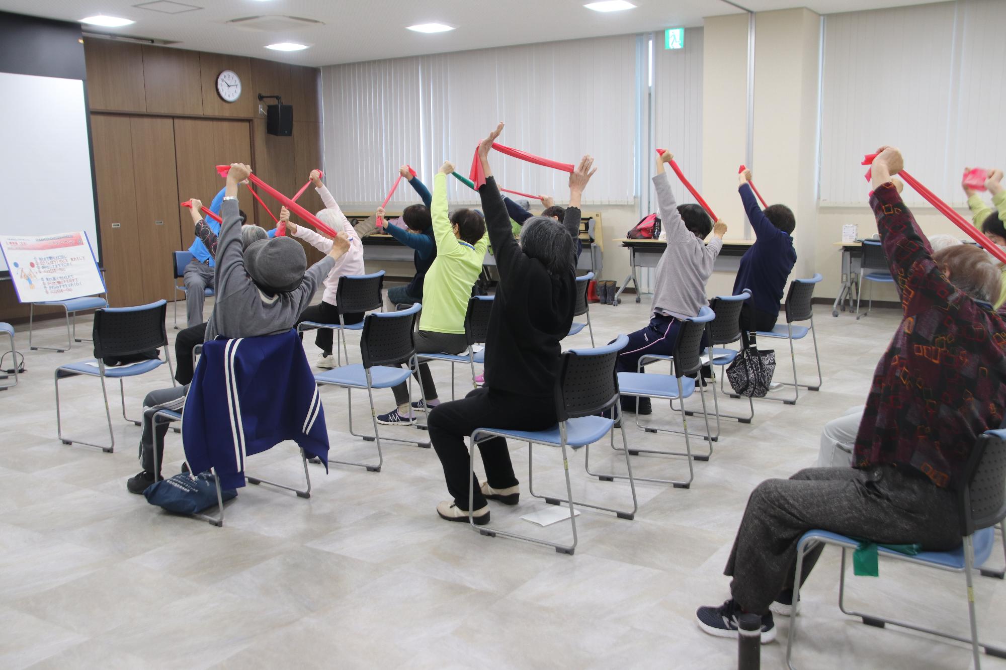 体操をする高齢者の方々の写真