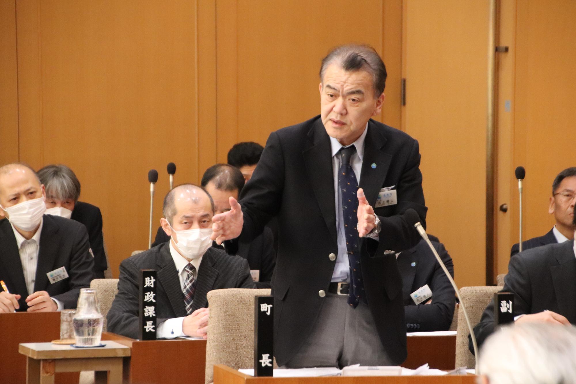 第157回香美町議会（定例会）で説明している町長の写真