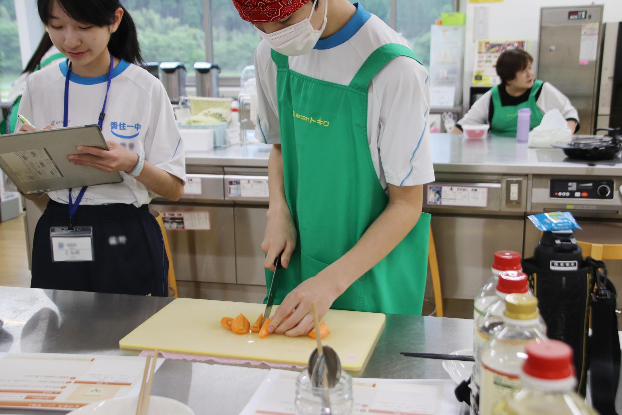 取材体験をする中学生と野菜を切っている中学生の写真
