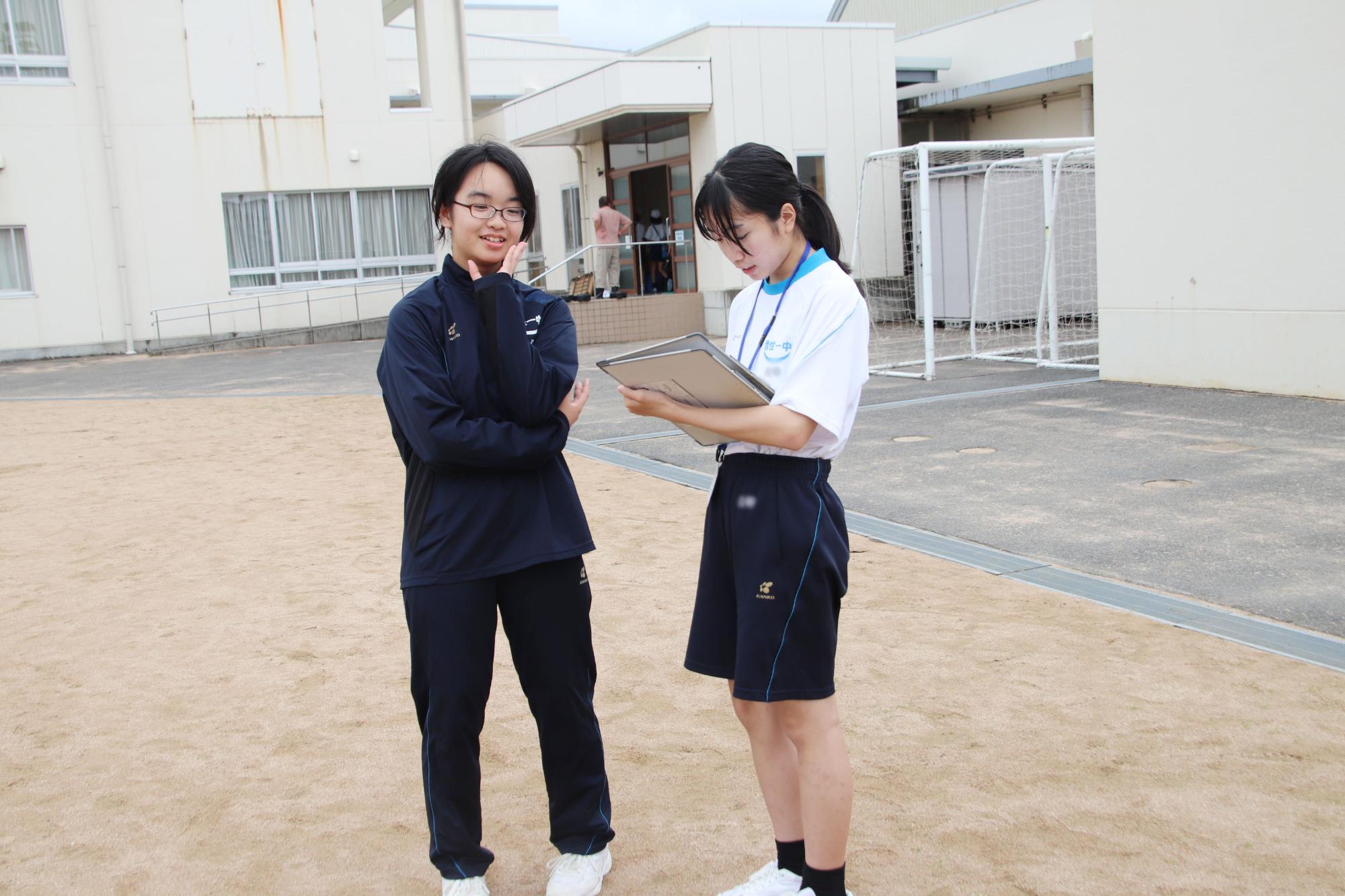 インタビューをしている中学生とそれに答えている中学生の写真