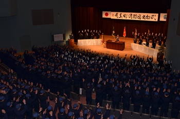 ホール内で開催されている香美町消防団出初式の写真