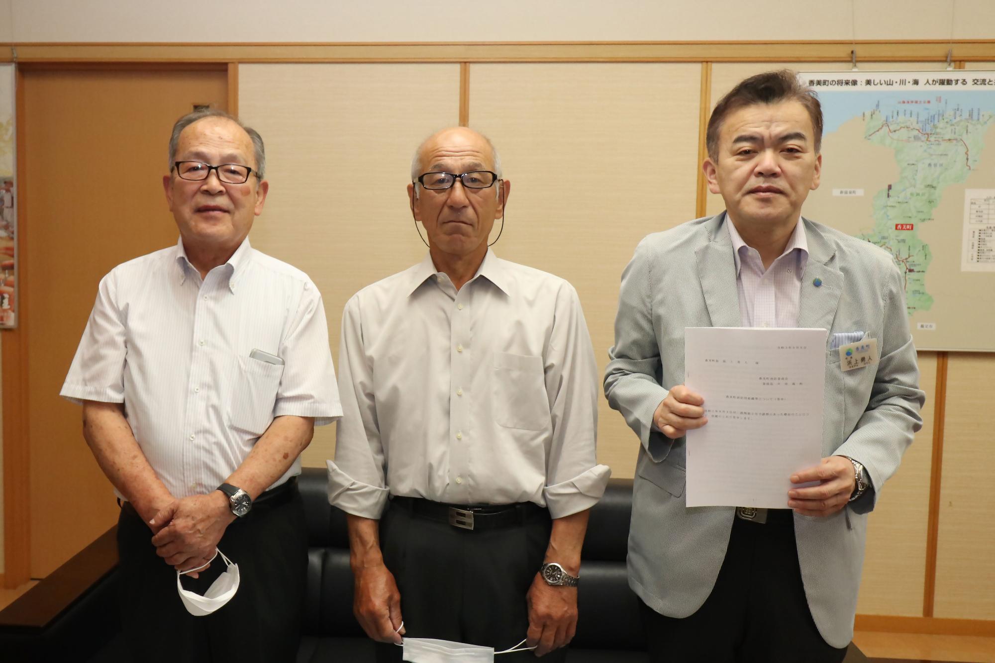 和室で3人横並びに写っている男性たちの写真