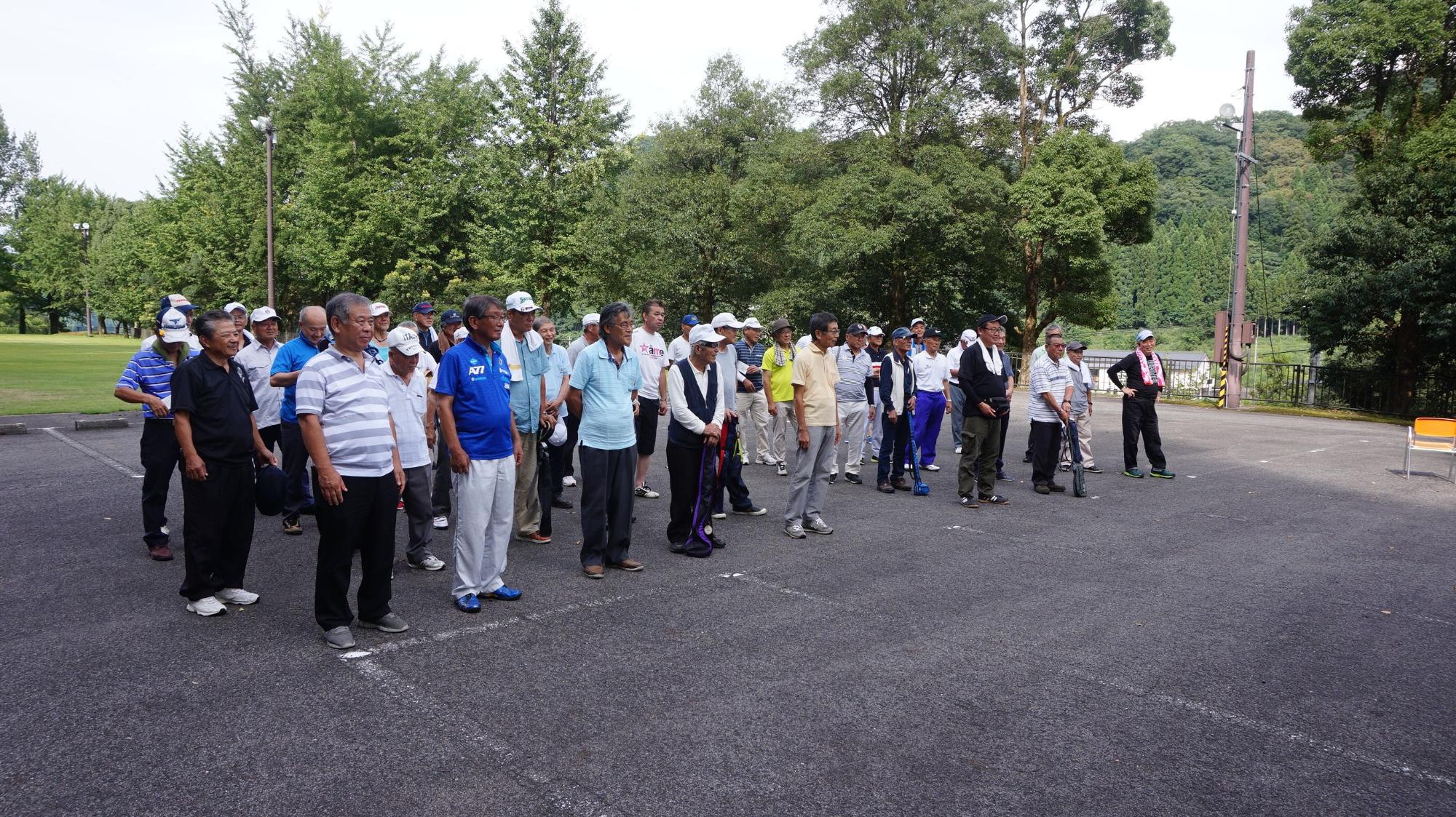 アスファルト路面の上で集合している参加者の写真