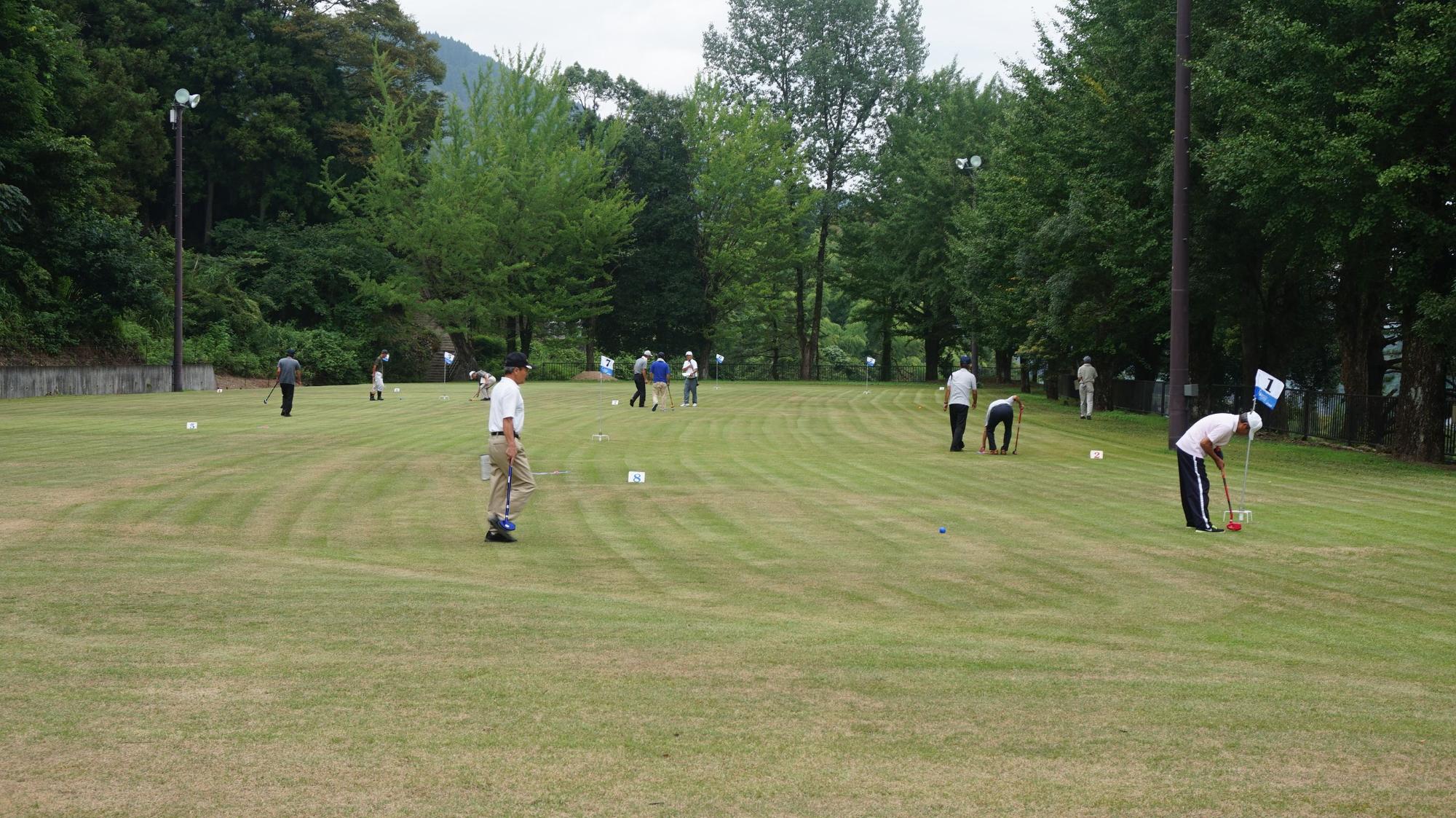 芝生の上でゲートボールを楽しむ参加者の写真