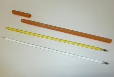 黄色と白色の温度計と、それを入れるためのオレンジ色のケースの写真