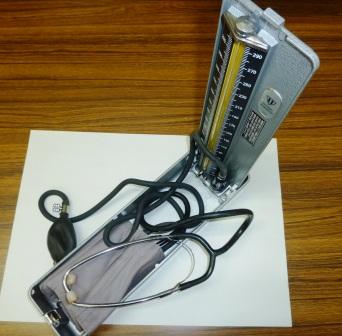 コードで連結された二つの機械の写真