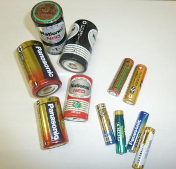 パナソニック製やソニー製などの大小様々な乾電池の写真
