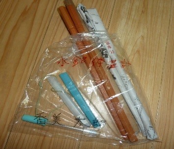 文字が書かれている透明な袋に入っている数本の水銀体温計の写真