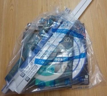 透明な袋に入った、箱に入れられた丸形蛍光灯と縦長の蛍光灯の写真