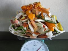 はかりの上に置かれた乾燥する前の生ごみの写真