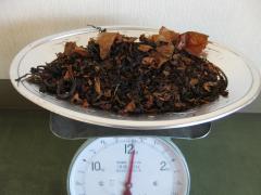 はかりの上に置かれた乾燥して減量化した生ごみの写真