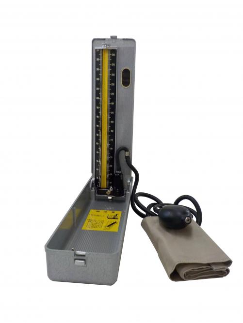 家庭用の銀色のケースの水銀血圧計の写真