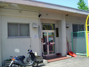 バイクが置かれている建物の入口の写真