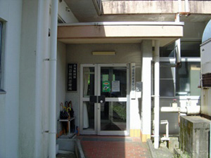 片側が建物の壁に面した建物の入口の写真