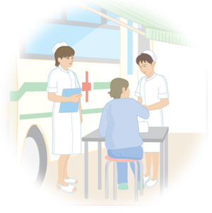 赤十字のマークが描かれた車の傍にあるテーブルで女性看護師二人が見守られながら椅子に座っている女性のイラスト