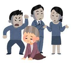 おばあちゃんが周りにいる大人たちからいじめを受けているような様子のイラスト