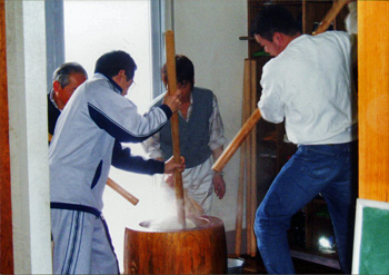 耀山お当の餅つき