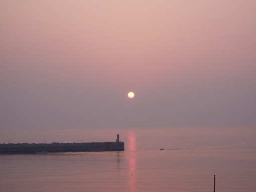 香住漁港東港から見た夕陽