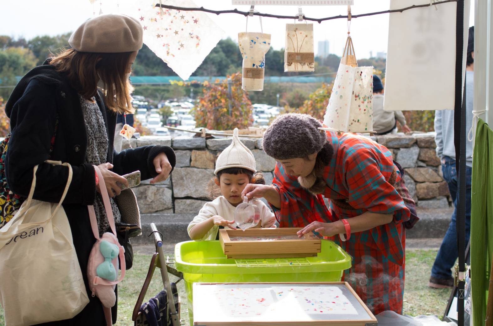 本多秋香さん紙漉き
